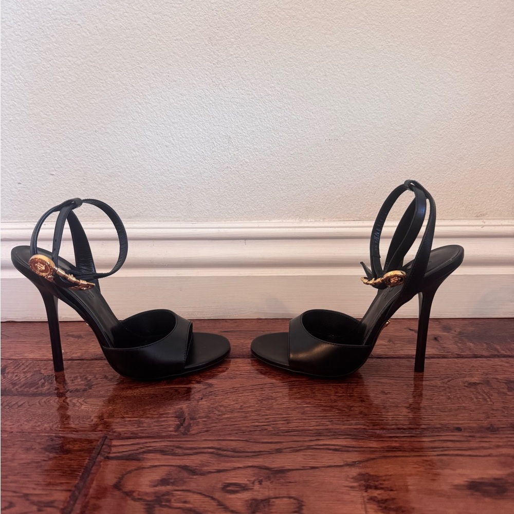 New With Tags Never Been Worn Versace Strappy Black Heels